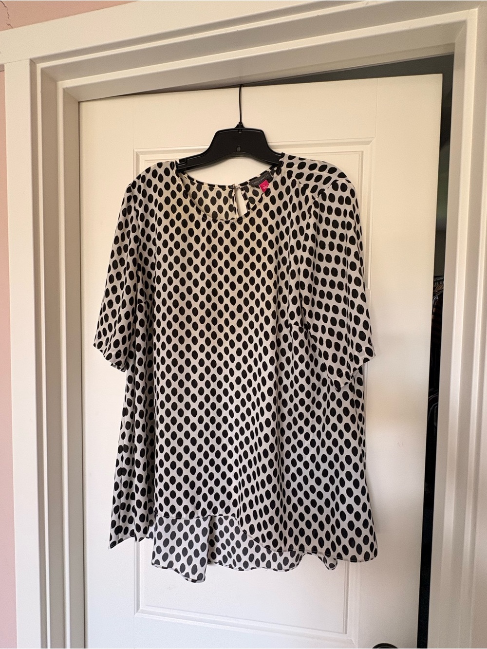 Vince Camuto Black and White Dot Short-Sleeve Women's Top
